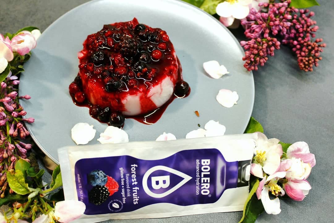 Panna cota sa šumskim voćem